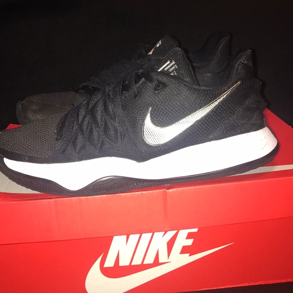 Kyrie Irving low 1’s 10.5 Black & silver swoosh - Picture 3 of 14
